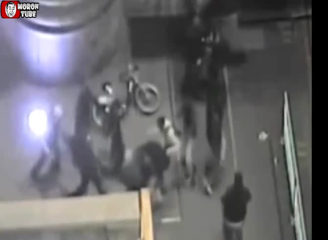 Video :A group of Asians attacks a man in London
